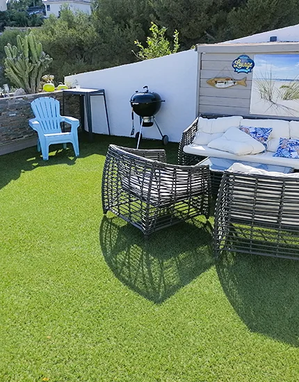 Gazon synthétique sur un balcon