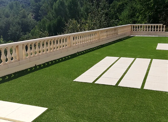Aménagement d'une terrasse en pelouse synthétique