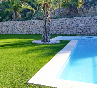 Piscine et gazon artificiel : Nos conseils avant d&rsquo;acheter !