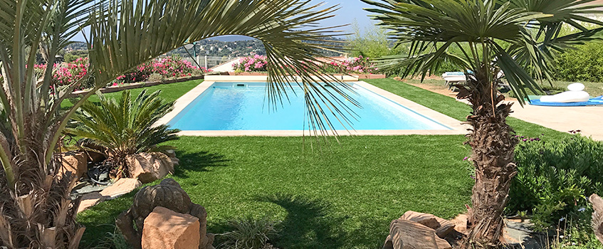 Exemple d'installation de faux gazon autour d'une piscine