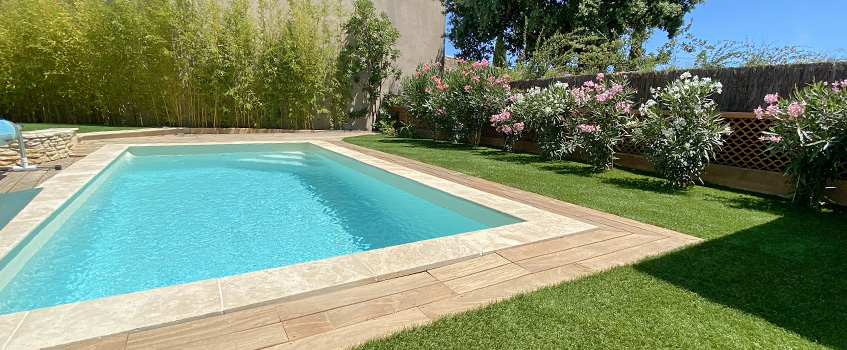 Exemple de gazon artificiel autour d'une piscine