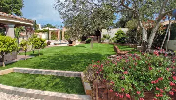 réalisation d'un jardin en pelouse synthétique à Bordeaux