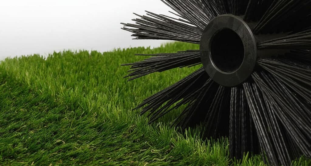 Zoom sur l'action des poils de brosse électrique dans le gazon synthétique