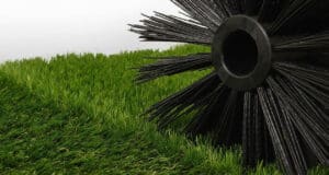 Zoom sur l'action des poils de brosse électrique dans le gazon synthétique