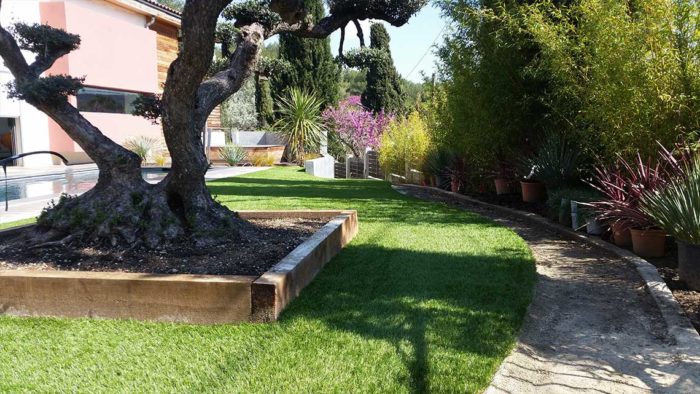 Terrasse et contours de piscine en faux gazon