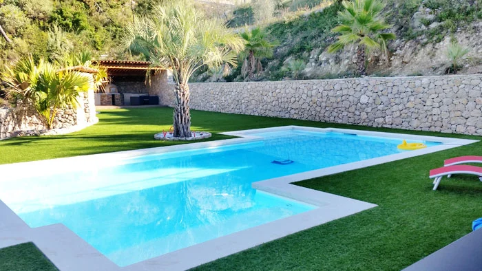 Pelouse artificielle autour d'une piscine à Nice