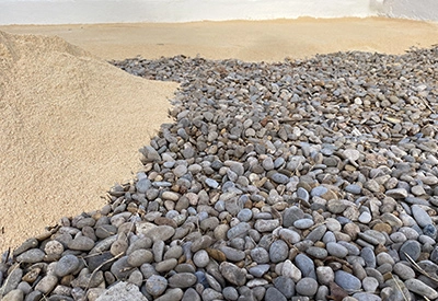 Pose gazon artificiel : Apport de sable sur gravier