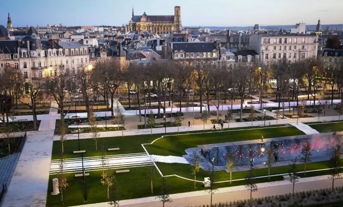 ville de Reims avec du gazon au premier plan