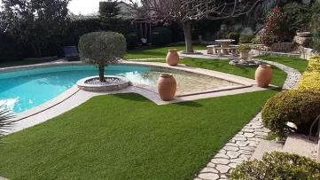 Contours de piscine avec pas japonnais et pelouse synthétique