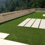 Terrasse en fausse pelouse à Nîmes