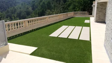 Terrasse avec pose de gazon artificiel à Nîmes