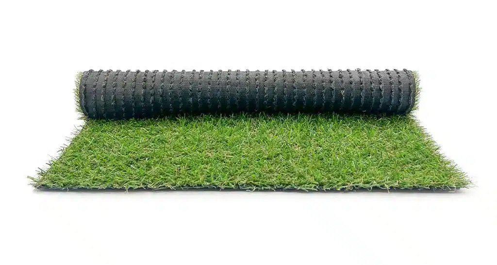 Faux gazon Basic 15 mm vu de face avec rouleau enroulé en arrière plan