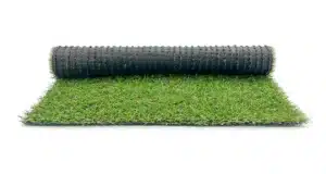 Faux gazon Basic 15 mm vu de face avec rouleau enroulé en arrière plan