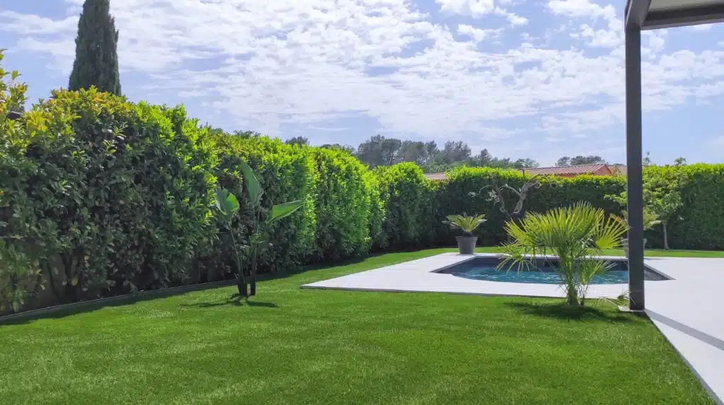 Installation de gazon synthétique modèle Altéa 50 mm haut de gamme pour un bord de piscine
