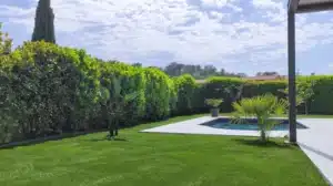 Installation de gazon synthétique modèle Altéa 50 mm haut de gamme pour un bord de piscine