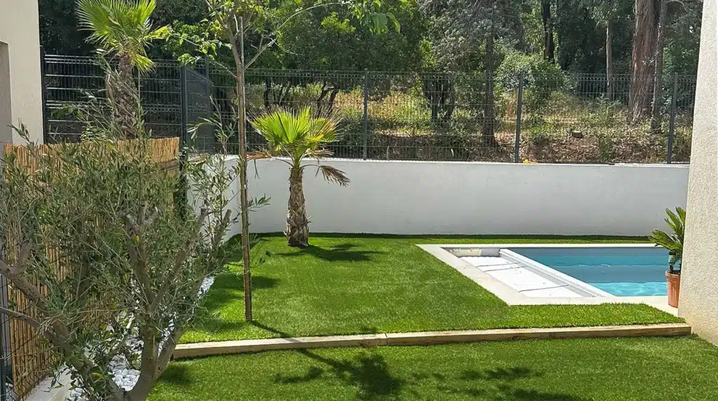 Réalisation pose jardin contours de piscine en gazon synthétique - Modèle Altéa 50 mm