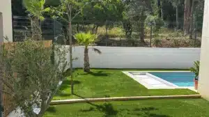 Réalisation pose jardin contours de piscine en gazon synthétique - Modèle Altéa 50 mm