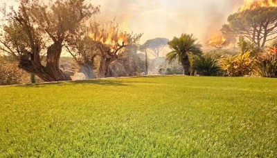 Illustration : Gazon synthétique et feu : Quel risque d’incendie ?
